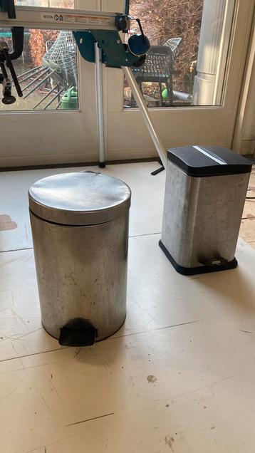 Twee prullenbakken, gratis