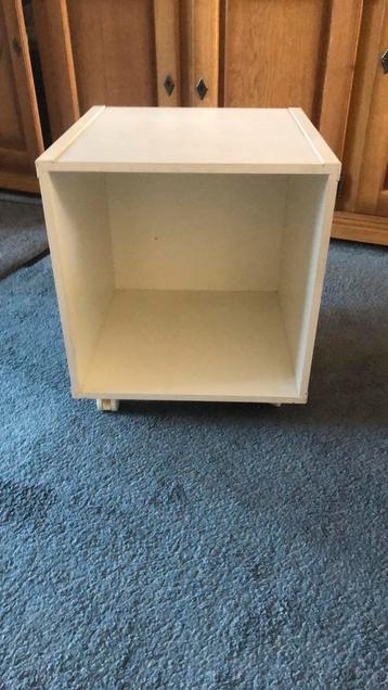 Wit kastje op wieltjes GRATIS af te halen