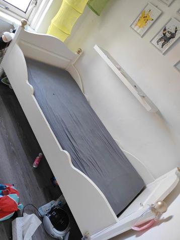 1 persoons bed hout.