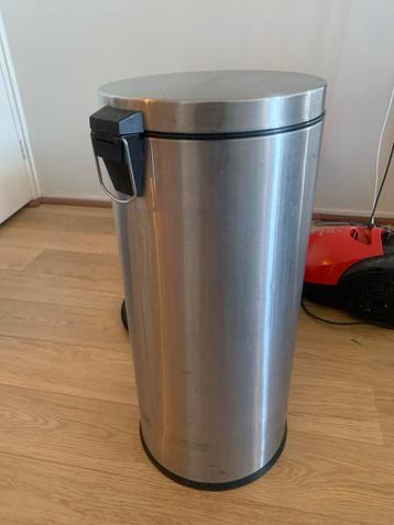 Metalen prullenbak met pedaal