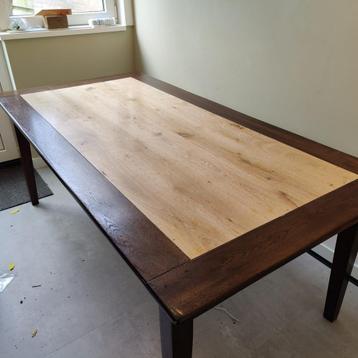 Grote houten tafel