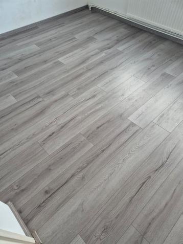 Gratis grijze laminaat vloer ongeveer 30m2 zelf demonteren