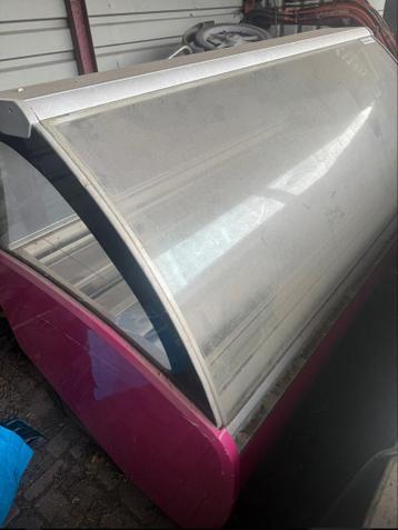 Twee ijsvitrines - gratis af te halen in januari