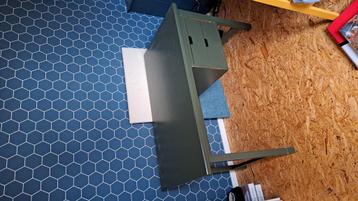 Degelijk compact houten bureau