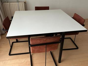 Vierkante, witte eettafel