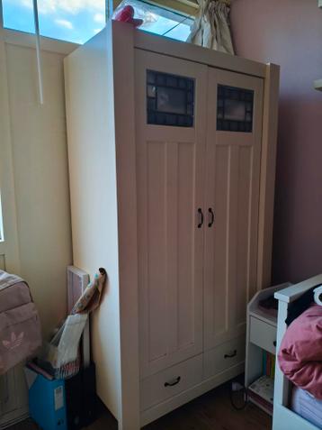 Witte linnenkast met 2 deuren