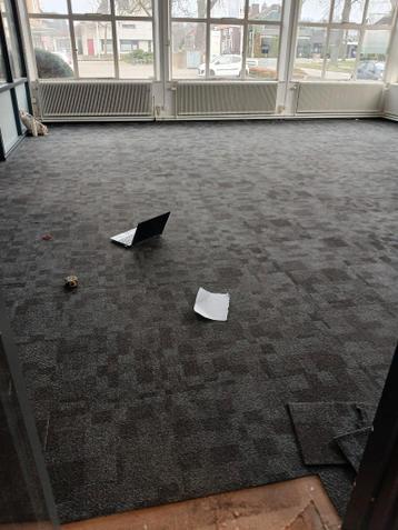 vloertegels en tapijt ongeveer 300m2 rood en zwart