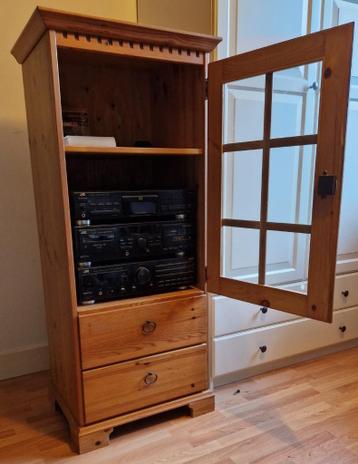 Grenen stereo kastje met glazen deur en twee lades