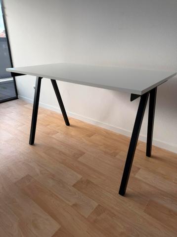 GRATIS: Mooi strak wit bureau