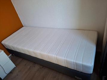 Gratis bed (2x boxspring, 2x matras, 1x hoofdbord)