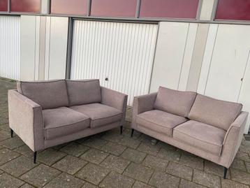 Twee zitsbankjes in zeer goede staat