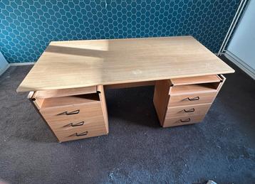 Bureau met verrijdbare ladenblokken