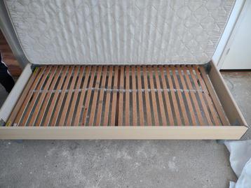 Gratis eenpersoonsbed (90x200) + lattenbodem