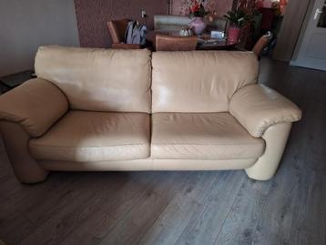 Runder leren bankje 2 meter breed, is zeker gebruikt maar zi