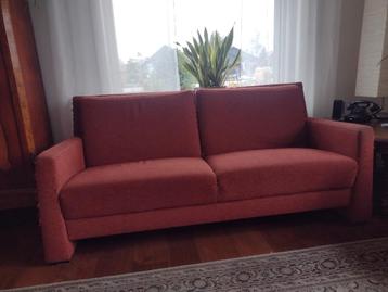 Gratis mooie 2,5 zits rode stof bank