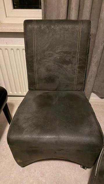 Gratis af te halen vier grijze stoelen met wieltjes.