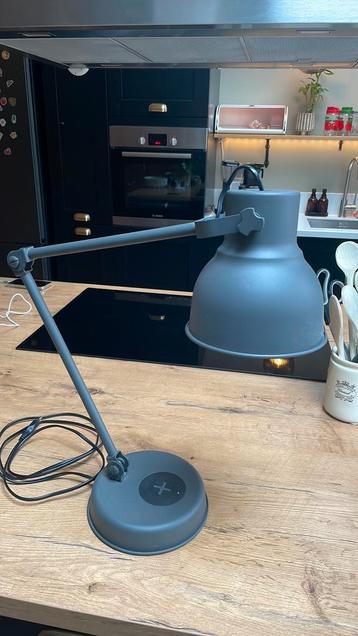 Gratis - Bureau lamp met draadloze lader