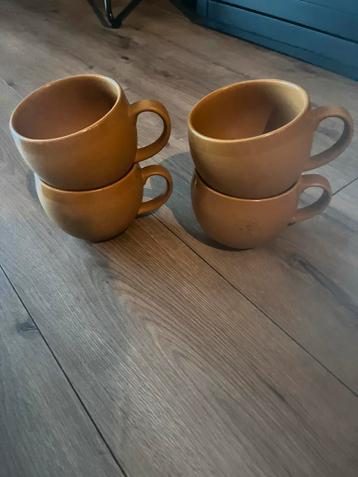 4 grote okergele  soepkommen