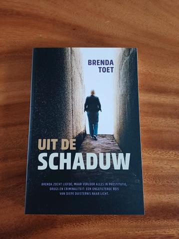 Gratis boek uit de schaduw van Brenda Toet