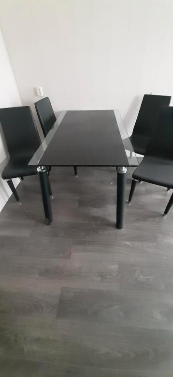 eethoek met 4 stoelen
