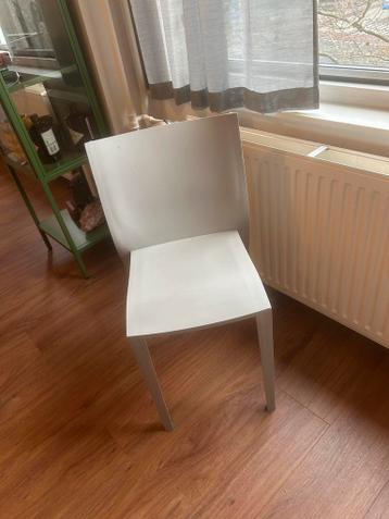 Gratis 5 lichtgrijze tuinstoelen - Rotterdam