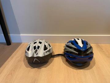 Gratis: twee wielren helmen