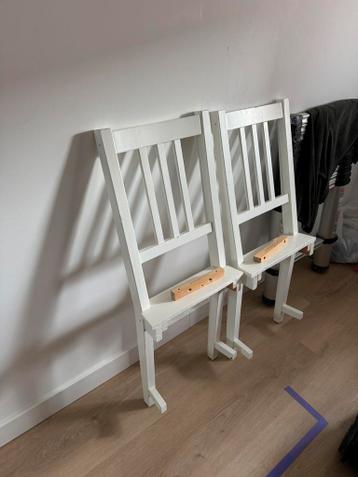 Gratis: halve stoeltjes om aan de muur te bevestigen