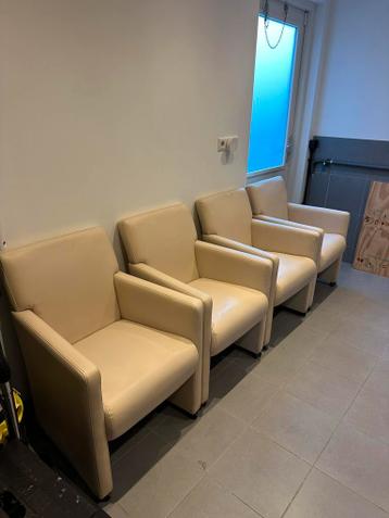 Gratis: 4 roomwitte stoelen op wieltjes