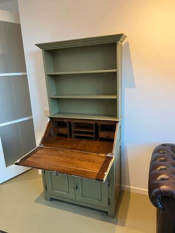 Groen geverfd dressoir in twee delen