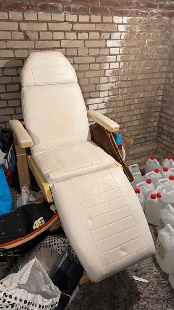 Witte Behandelstoel - Comfort en Functionaliteit