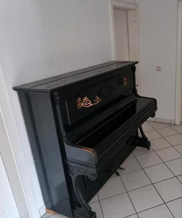 Zwarte piano moet weg / afvoeren tegen vergoeding.