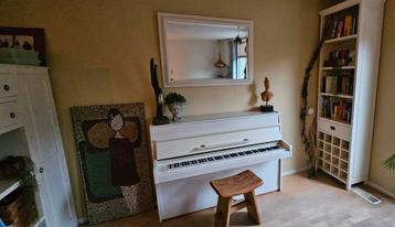 Oude zelf wit geschilderde Lindbergh piano.