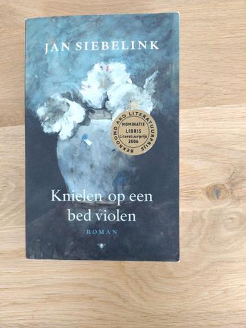 Jan Siebelink - Knielen op een bed violen