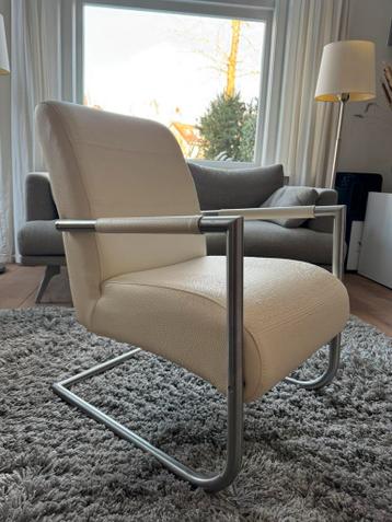 2 Fauteuils wit kunstleer (beschikbaar tot 1 maart).