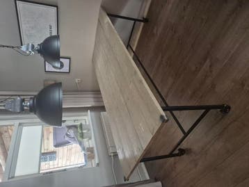 Eettafel ijzeronderstel met wielen en steigerhout planken