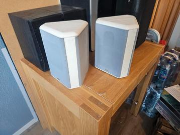Subwoofer met meerdere box sets en center speaker.