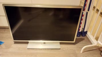 Tv philips met afstandsbediening MOET NU WEG