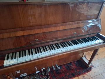 Piano. Graag zelf ophalen.