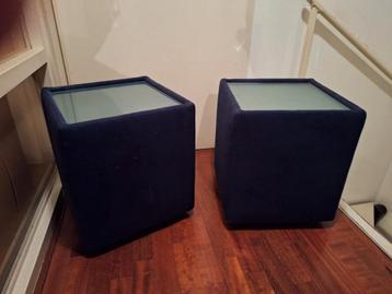 Stoffen nachtkastjes met glazen plaat op wieltjes