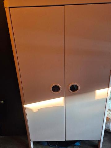 Roze kast met legplanken