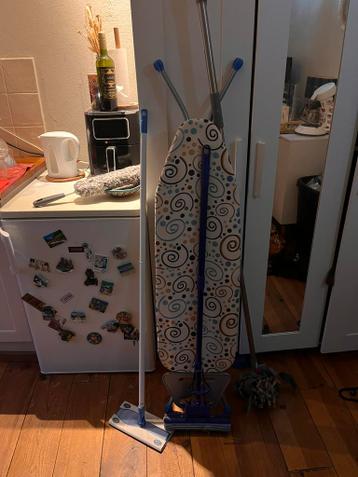 Schoonmaakspullen en strijkbout