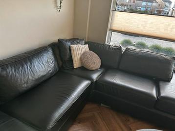 Goossens zwarte leren hoekbank met losse kussens