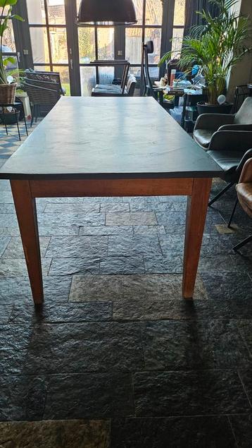 Teakhouten eettafel met 2 laden en betonseré-blad - 240cm