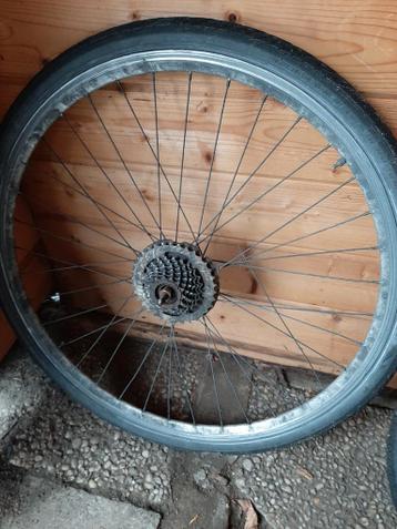 GEZOCHT GRATIS 28 inch achter wiel met 8 versnellingen