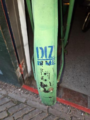 Wie mist deze groen geschilderde opoefiets?