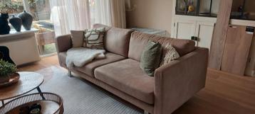 Prachtige bank. Zandkleurig. Breedte 2.20