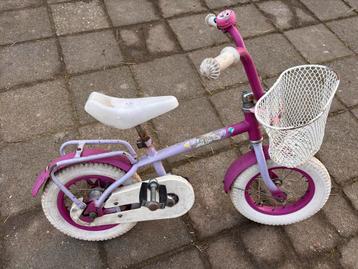 Leuke kinderfiets meisje met mandje