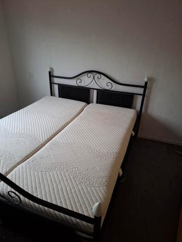 Tweepersoonsbed 200 bij 160 met verstelbare lattenbodems