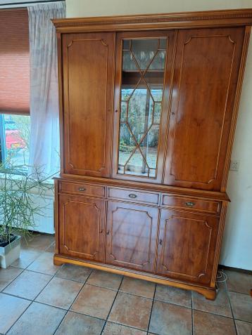 Prachtige Heldense kast in twee delen