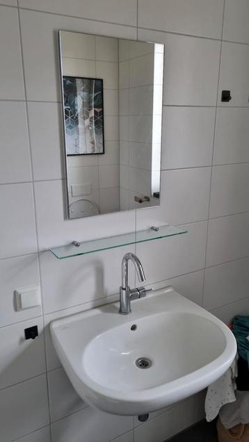 Villeroy & Boch wastafel, wandplankje en spiegel